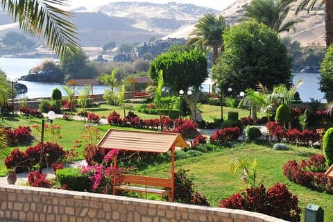 Explorez le jardin botanique et le village nubien d'Assouan.