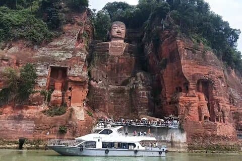 1-tägige private Buddha-Tour durch Chengdu Leshan Giant Buddha Mit der Mittag- und Bootstour