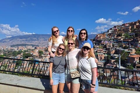 Visite partagée de la Comuna 13 et du métro Câble La Aurora de Medellín