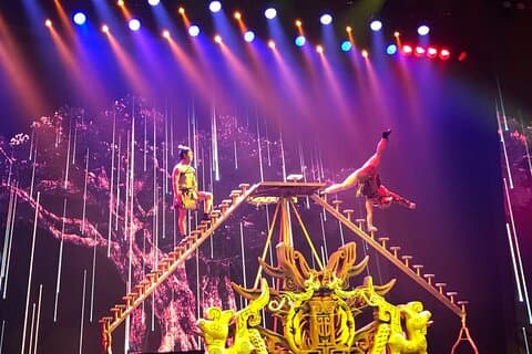 Abendliche Akrobatenshow in Peking im Roten Theater mit privatem Transfer