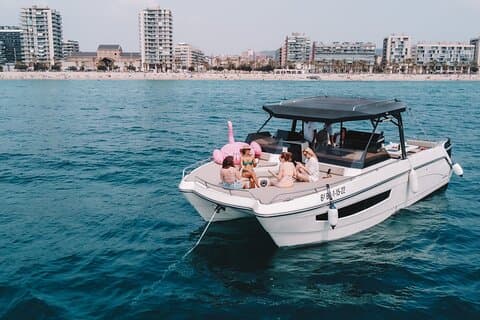 Zeilervaring op een luxe catamaran in Barcelona