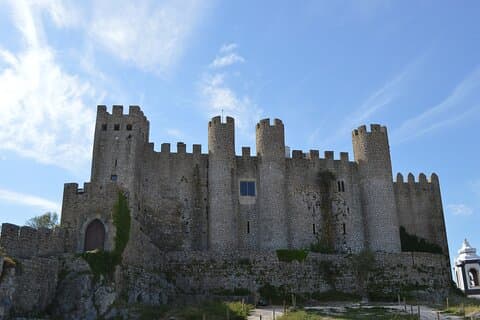Excursion privée d'une journée de Lisbonne à Mafra et Obidos, chauffeur local
