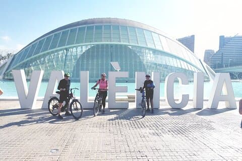 Valence comme un local : balade à vélo dans les rues animées et la ville historique