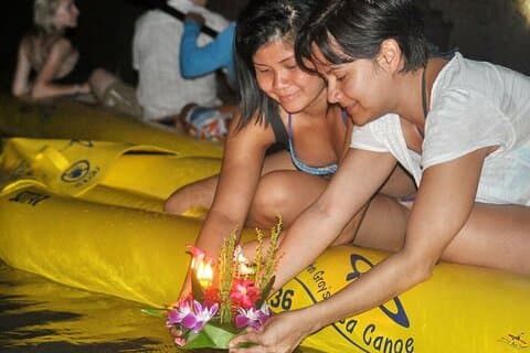 Viaje en canoa por el mar de John Gray con Loy Kratong