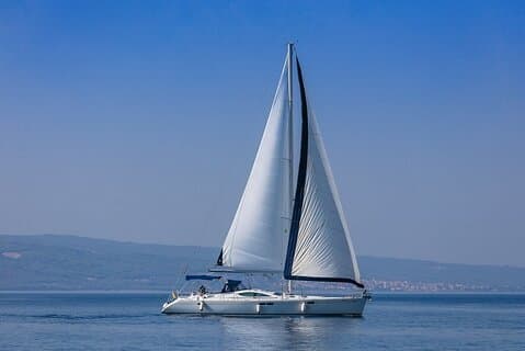 Esplorazione in barca a vela privata di 2 giorni nella riviera di Omiš e Brač