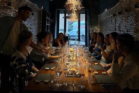 Degustação de vinhos clássicos no SALUT Wine Studio