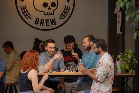 Wandel- en bierproeverij in Athene