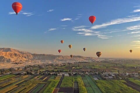 Templos de la Ribera Occidental de Luxor con globos aerostáticos