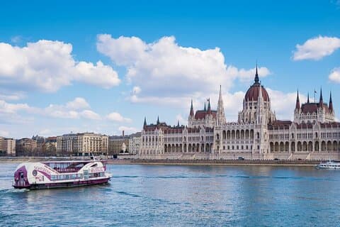 Budapest Sightseeing with Drink Included