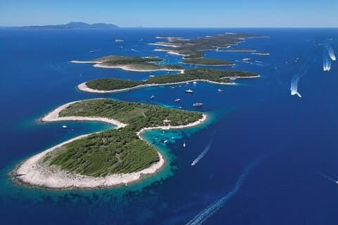 Private boat tour of Red rocks & Pakleni islands