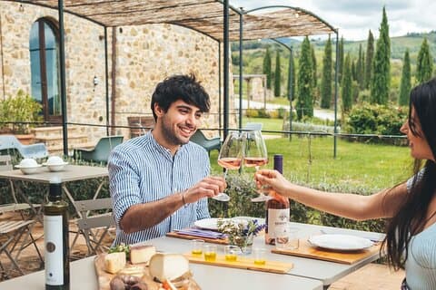 Aperitiff på terrassen til Podere Montale ved solnedgang