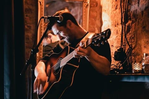 Onsdag kveld Live musikk og cocktails billett i Kontakt Bar
