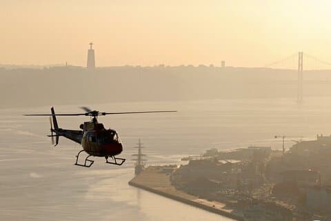 4-timers tur til Lisboa og helikoptertur.