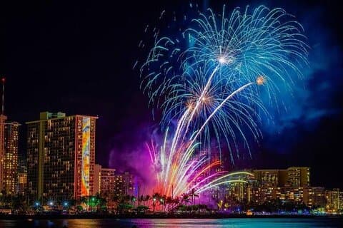 Planche depuis la plage de Waikiki pour le feu d'artifice du vendredi soir