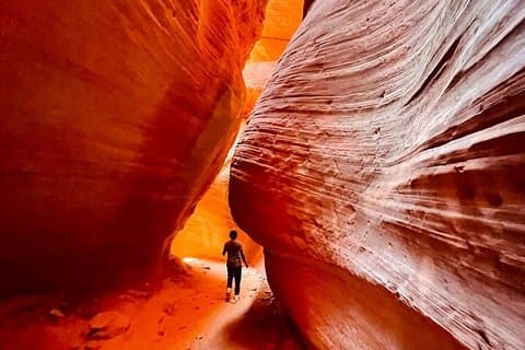 Sandboarding bei Sonnenuntergang Peekaboo Slot Canyon UTV-Abenteuer (privat)