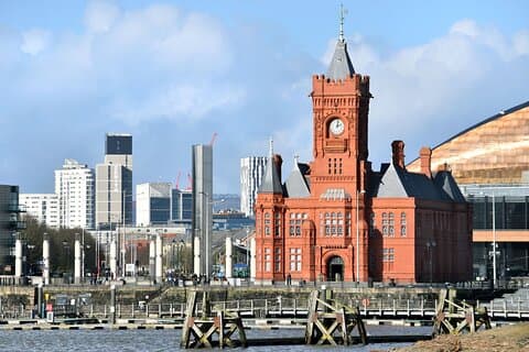 Tour privato a piedi di Cardiff con una guida locale
