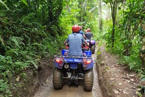 Aventura privada de día completo en vehículos todo terreno y tubing en Ubud