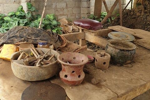 Lezione tradizionale di produzione di ceramica ad Arusha