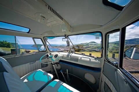 Excursión de medio día en autobús privado VW Samba por la isla de Faial