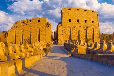ルクソールからフルガダへ移動し、ダンデラ寺院に立ち寄る