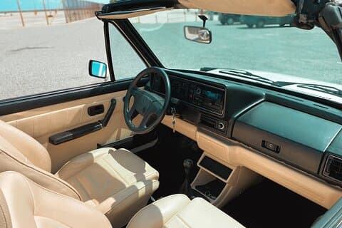 エラフォニシ:1984 年型ゴルフ カブリオレでエラフォニシへドライブ