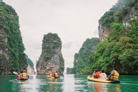Jantar ao pôr do sol na Baía de Phang Nga e canoagem - delícias do entardecer