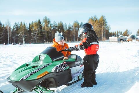 Familie sneeuwscooter in Rovaniemi, Apukka Resort