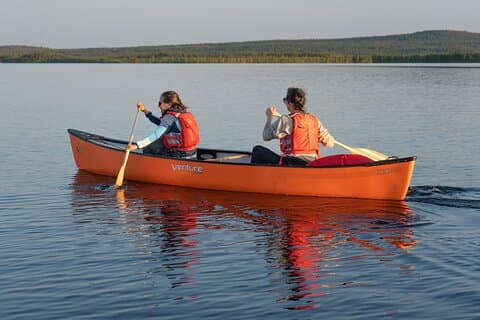 Gita in canoa lungo il fiume in Lapponia da Rovaniemi