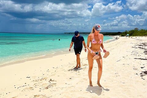 Tour Privado Día Completo Bahía de las Aguilas y Hoyo Pelempito