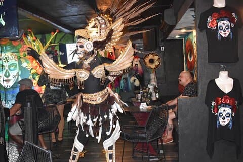 Spectacle de cabaret et cocktails mixologiques dans une cantine mexicaine