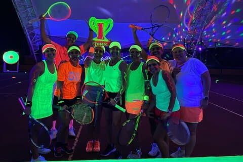 Private Sitzung Schwarzlicht-Tenniserlebnis im RN Tennis Center