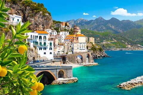 Excursión a la costa de Amalfi en grupo pequeño desde Sorrento en una Mercedes Van