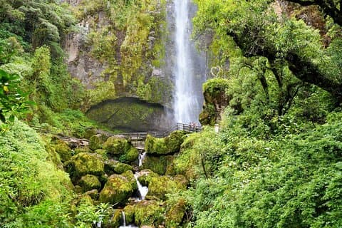 Giron Waterfall e Busa Lake