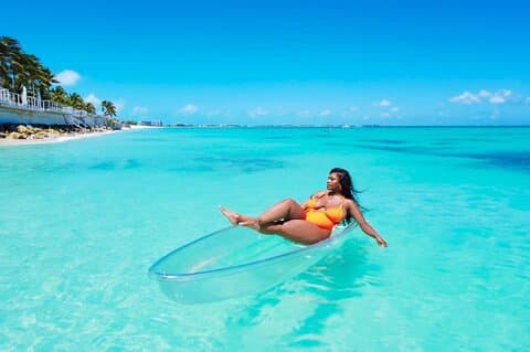 Sesión de fotos de kayak en aguas claras en Montego Bay