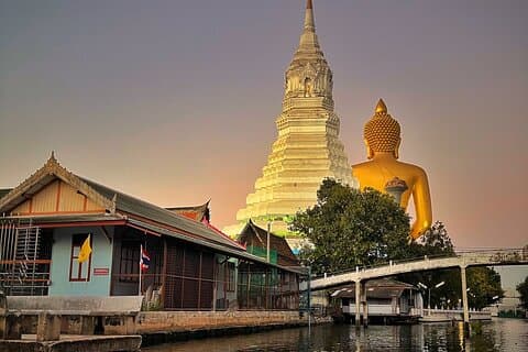Canal caché, crépuscule et temple de Bangkok