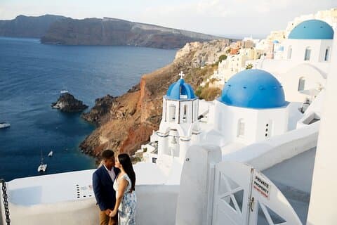 Fotografías de iglesias con cúpulas azules en Santorini
