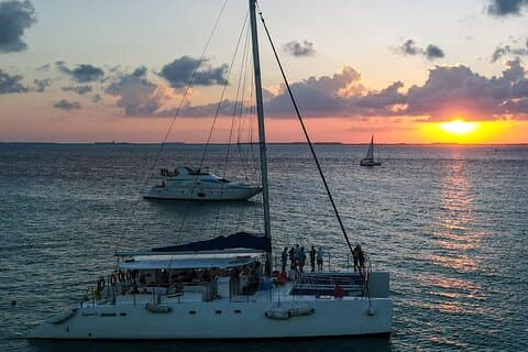 Ubegrænset sejleventyr på Isla Mujeres med transport