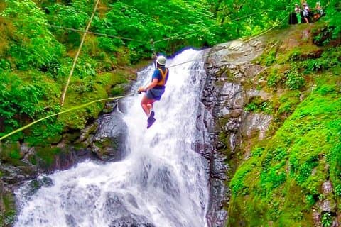 Landausflug Puntarenas: Mega Zipline (18 Kabel, 11 Fälle)