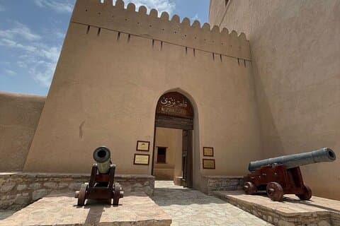 Private ganztägige Nizwa Fort Nizwa Souq Bahla Fort Jabreen Castle