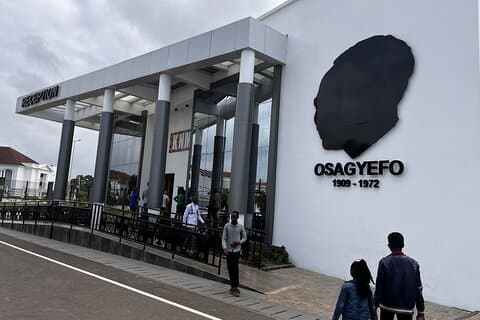 Accra Slaveslott og privat bytur med henting