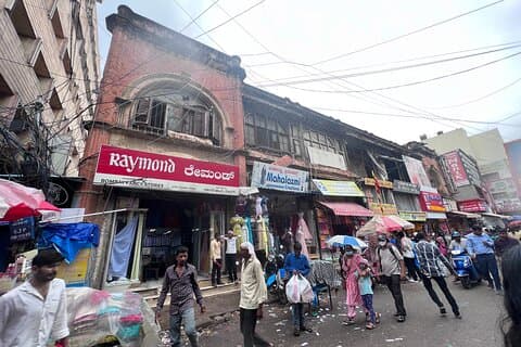 Private Walking Tour into the Oldest Local Market in Bengaluru
