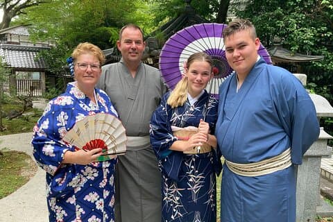 文化活動:着物、茶道、書道、お守り