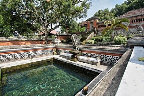 Entdecken Sie das Ewige Wasser: Jungbrunnen im Lingsar-Tempel