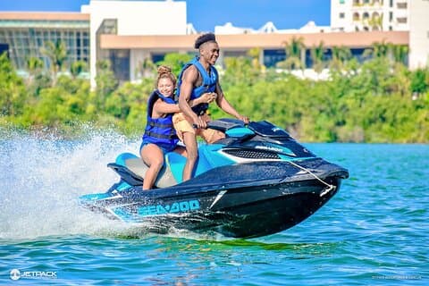 Kjør over mangroven på en WAVERUNNER i Cancun!