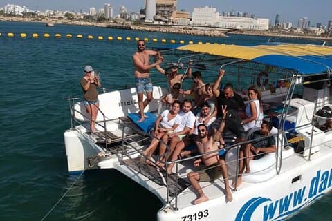 Crucero en barco por el horizonte de la ciudad de Tel Aviv con actividades acuáticas y juguetes