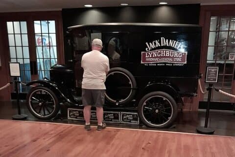 Jack Daniels Smooth Distillery Tours Einkaufen und Grillen
