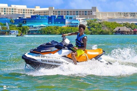 Kjør en waverunner og nyt adrenalinet i Nichupte-lagunen