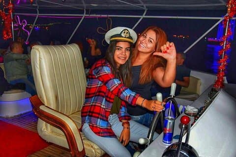 Yachtcruise med middag og orientalsk show