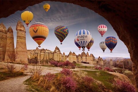 Zonsopgang heteluchtballonvlucht in Cappadocië (feeënschoorstenen)