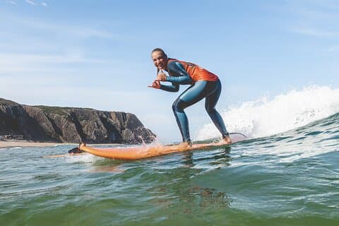 Reiten Sie Wellen voller Spaß und Abenteuer: Nehmen Sie am Lisbon Surf Camp Experience teil!
